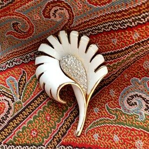 Vintage Mid Century Enamel Brooch Calla Lily Rhinestones